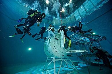 弹幕射击动作类肉鸽游戏《蜂巢跳跃2：幸存者》即将在5月底抢先体验推出